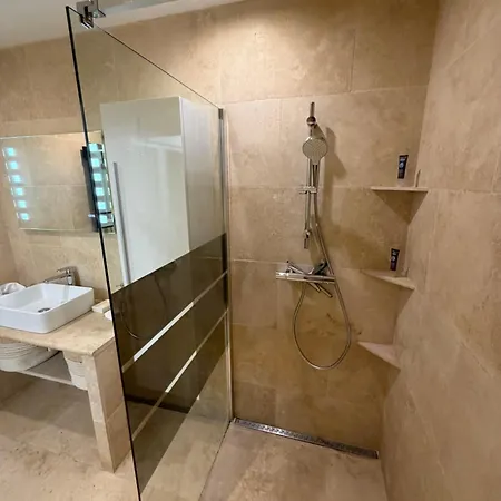 3-bedroom - Garden - Private Pool דירה