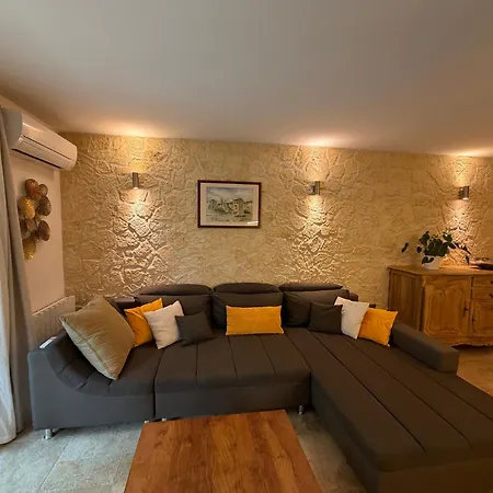 3-bedroom - Garden - Private Pool דירה